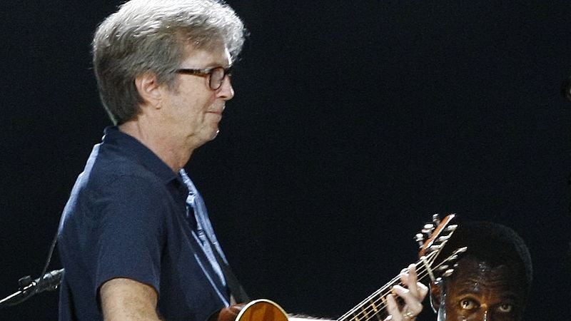 Eric Clapton v Praze pravděpodobně nezahraje, odmítá očkovací certifikáty